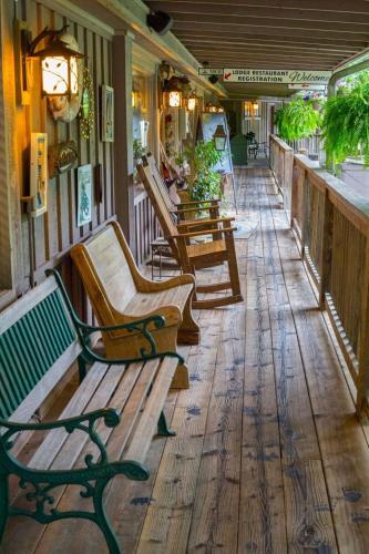 Mountain Harbor Queen Guest Room on Lake Ouachita