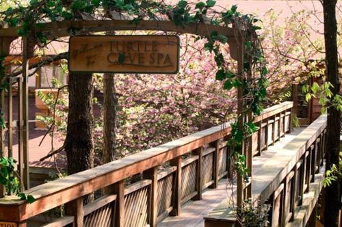 Mountain Harbor Queen Guest Room on Lake Ouachita