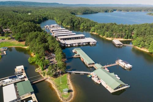 Mountain Harbor Queen Guest Room on Lake Ouachita