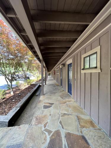 Mountain Harbor Queen Guest Room on Lake Ouachita