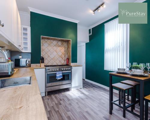 Perfect Contractor House in Liverpool with 7 Beds By PureStay - 14 nights min!, Liverpool (photo 4)