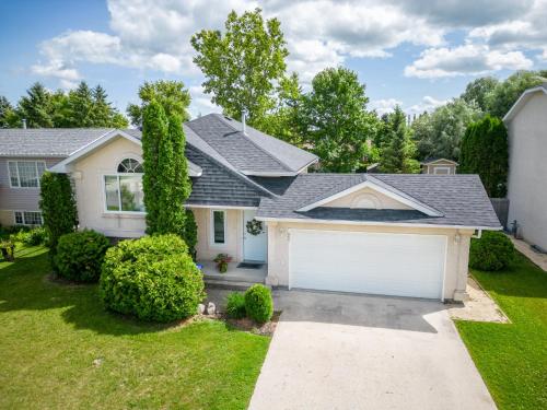 Exterior view, Bright & Convenient b/w 2 Parks in Steinbach (MB)
