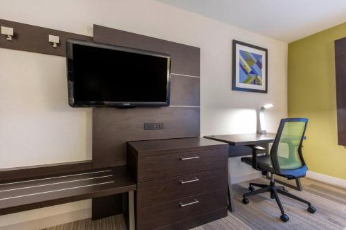 Holiday Inn Express and Suites Chicago West - St Charles, an IHG Hotel