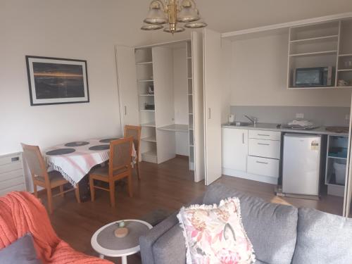 Konyha, One bedroom Front apartment in Howrah with stunning views in Kelet-Hobart