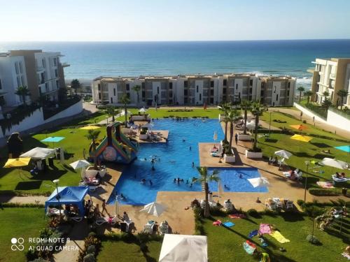 수영장, Appartement Plage des Nations Prestigia Front Mer avec grand Jardin in 시디 부크나델