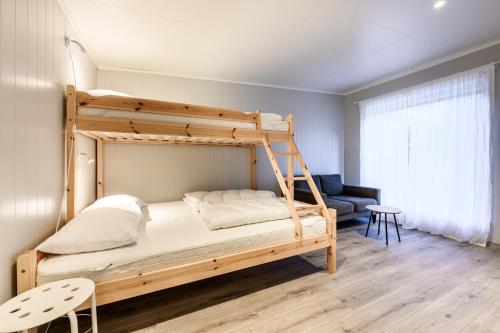 1 double bed, 1 bunk bed