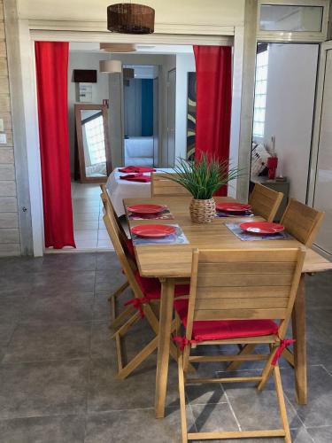 Les pieds dans l'eau face au lagon - Le Bel Instant Les pieds dans l'eau face au lagon - Le Bel Instant