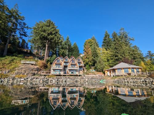 Jade Resort-Oceanfront Suites in Gowlland Harbour in เฮริออท เบย์(บริติชโคลัมเบีย)