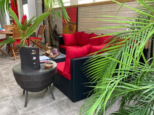 Les pieds dans l'eau face au lagon - Le Bel Instant Les pieds dans l'eau face au lagon - Le Bel Instant