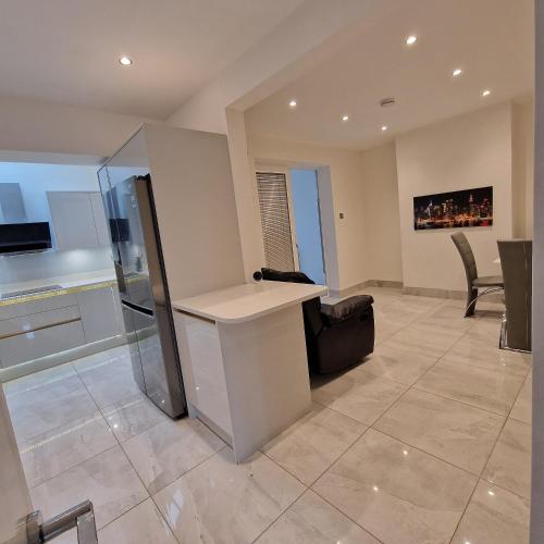 Delightful & Spacious Guest House in Farnworth Near Bolton Hospital 4