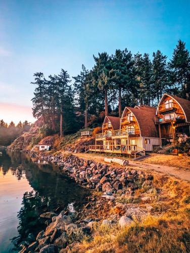 Jade Resort-Oceanfront Suites in Gowlland Harbour in เฮริออท เบย์(บริติชโคลัมเบีย)