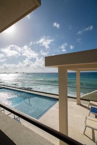 Oceanfront with 7 mile beach views, Ground-Floor, Pool, Sleeps 6, West Bay (foto 2)