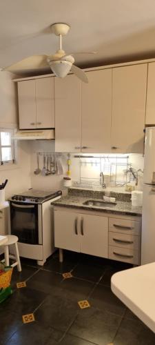 مطبخ, Casa Ilhabela Frente ao Mar Condominio Alto Padrão (Casa Ilhabela Frente ao Mar Condominio Alto Padrao) in Praia Grande