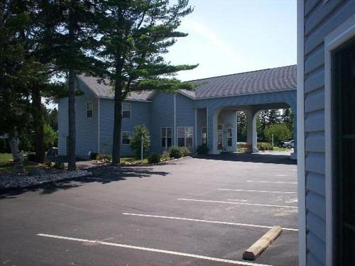 Great Mackinaw Beachfront Hotel