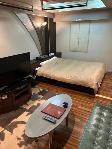 Hotel AKAIKUTSU - Adult Only near สวนซันเคเอ็น