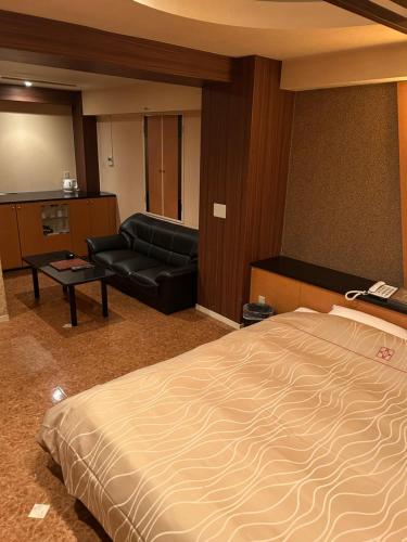 Hotel AKAIKUTSU - Adult Only near สวนซันเคเอ็น