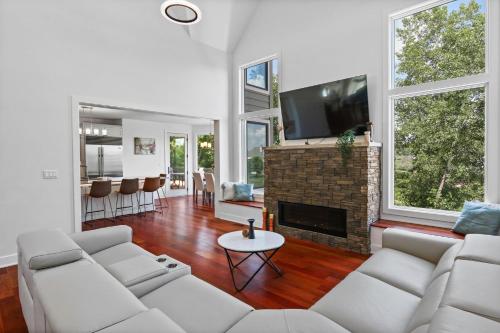 Luxurious Mansion, Deck, Patio, Chef’s Kitchen in Crown Point, USA