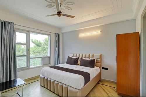 Deluxe Double Room with Balcony image 4