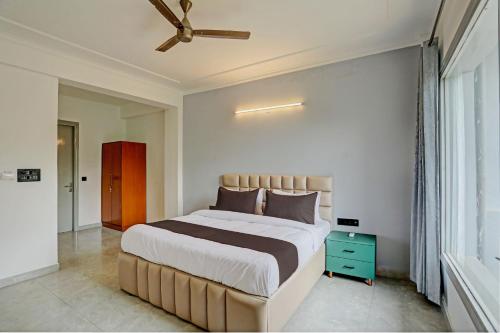 Deluxe King Room image 3