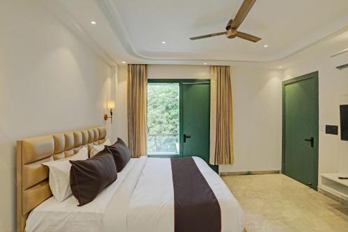 Superior King Room image 4