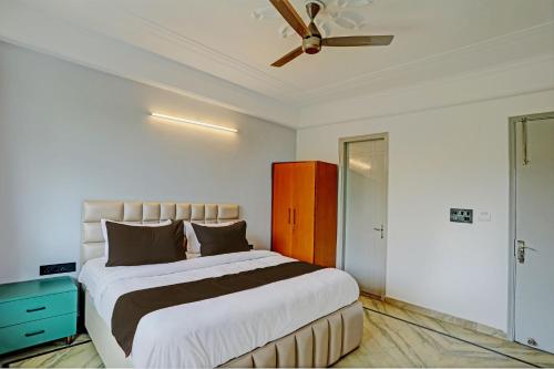 Deluxe Double Room with Balcony image 3