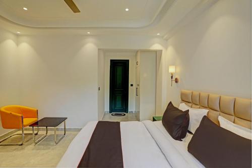 Superior King Room image 3