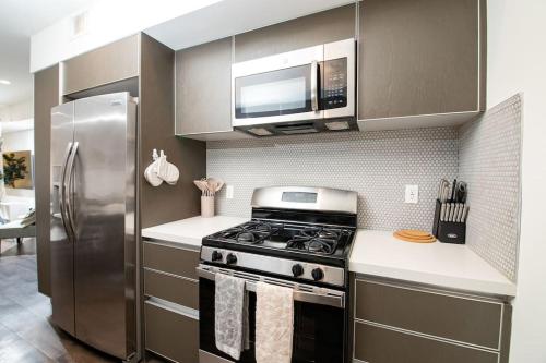 Luxury 2Bed/2Bath Apt in West Hollywood w/ Rooftop in Los Angeles, USA