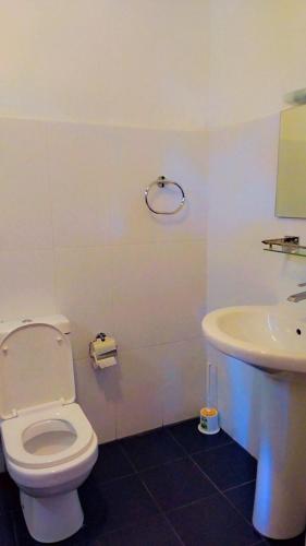 Single Room with Bathroom image 10