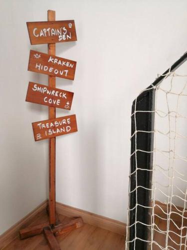 Pirate Tavern for 6-7 Pax, 5mins to 1U, Kidzania, IKEA Pirate Tavern for 6-7 Pax, 5mins to 1U, Kidzania, IKEA