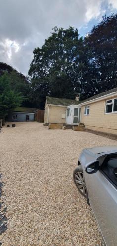 FREE Parking, Stylish and Spacious Bungalow in Bath
