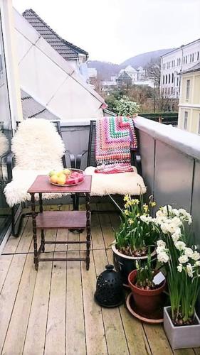 Central 2BR with balconies and art in historical university area, Bergen (foto 8)