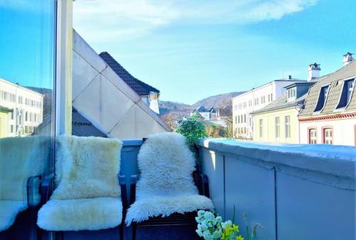 Central 2BR with balconies and art in historical university area, Bergen (foto 9)