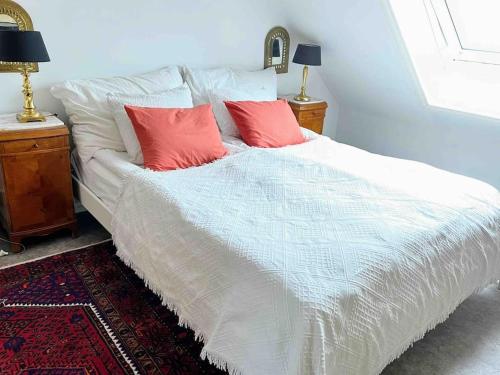 Central 2BR with balconies and art in historical university area, Bergen (foto 4)