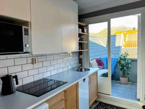 Central 2BR with balconies and art in historical university area, Bergen (foto 7)