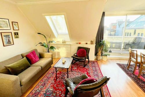 Central 2BR with balconies and art in historical university area, Bergen (foto 3)