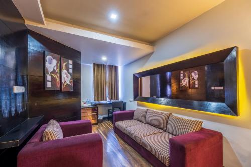 บริการและสิ่งอำนวยความสะดวก, Mahabir Palace in เตกุ กาลีมาตี