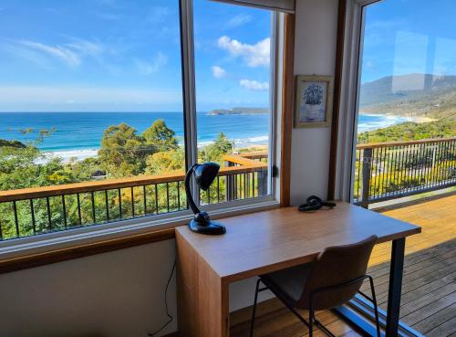 Elevated 3BR, ocean views, pool table, Pirates Bay