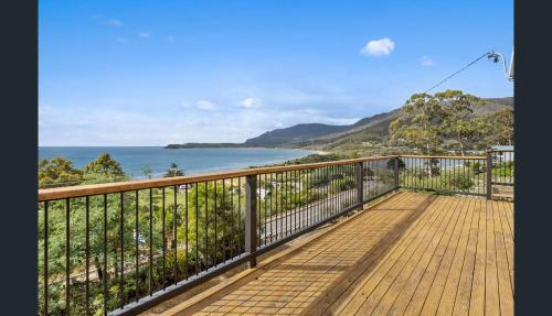 Elevated 3BR, ocean views, pool table, Pirates Bay