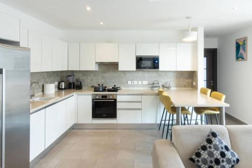 Central 2 Bed Apartment in لابون