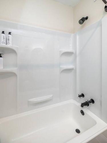Close to airport* Pets*Fenced yard*A/C & Fast WIFI, Cleveland (photo 8)