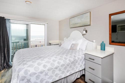 Deluxe King Room with Ocean View and Kitchenette