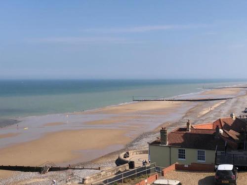 Stunning Cromer beach house with sea views