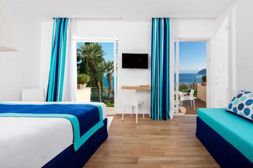 Deluxe Triple Room with Sea View