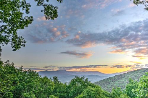 Mountain View Cabin with Hot Tub 27 Mi to Asheville in Clyde, USA