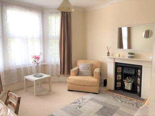 Spacious West London 2 Bedroom Apartment, London