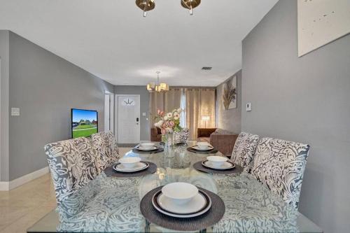 Luxury 3bd/2ba near Beach & Las Olas - Tap to explore photos
