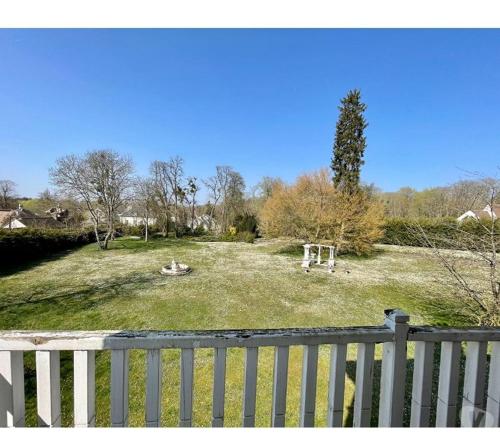 APPARTEMENT AVEC VUE à 180 DEGRES SUR UN PARC ARBORE CALME PARKING