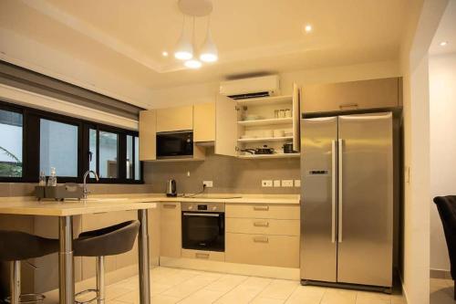 Lovely 2 Bedroom Loft/Duplex - Labone in Labone