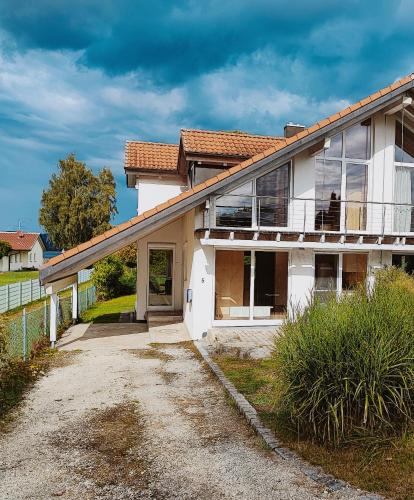 Wunderschönes Haus am See - Seeblick, großer Garten, Südbalkon, Carport & Smart-TV