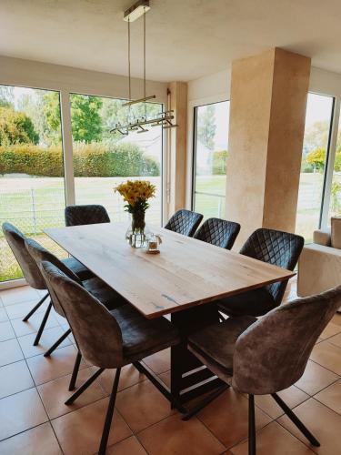 Wunderschönes Haus am See - Seeblick, großer Garten, Südbalkon, Carport & Smart-TV